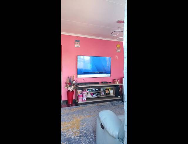 3 BEDROOM HOUSE FOR SALE IN ENNERDALE EXT 5